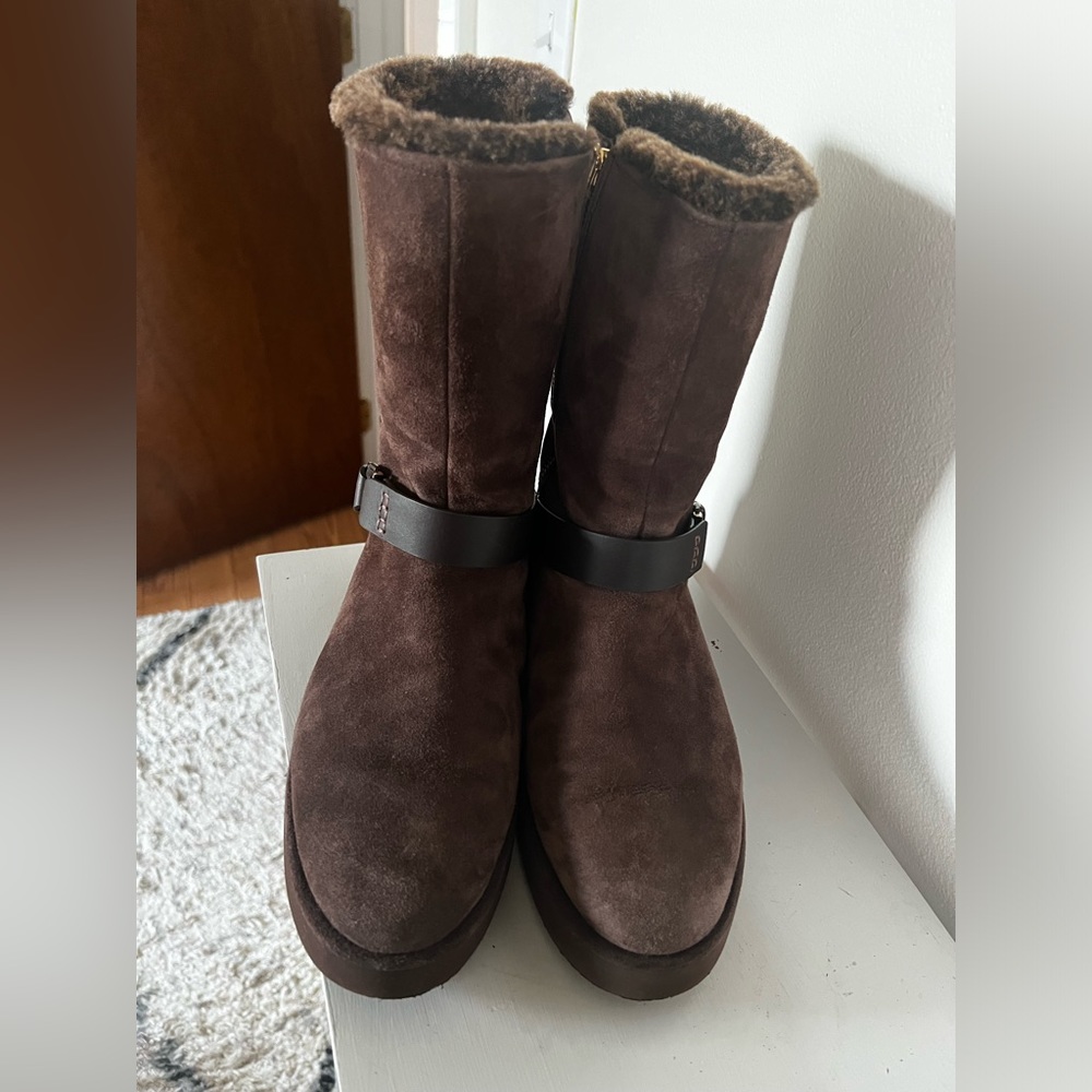 UGG BERGE WOMEN'S
CLASSIC SHORT
WATERPROOF BOOTS